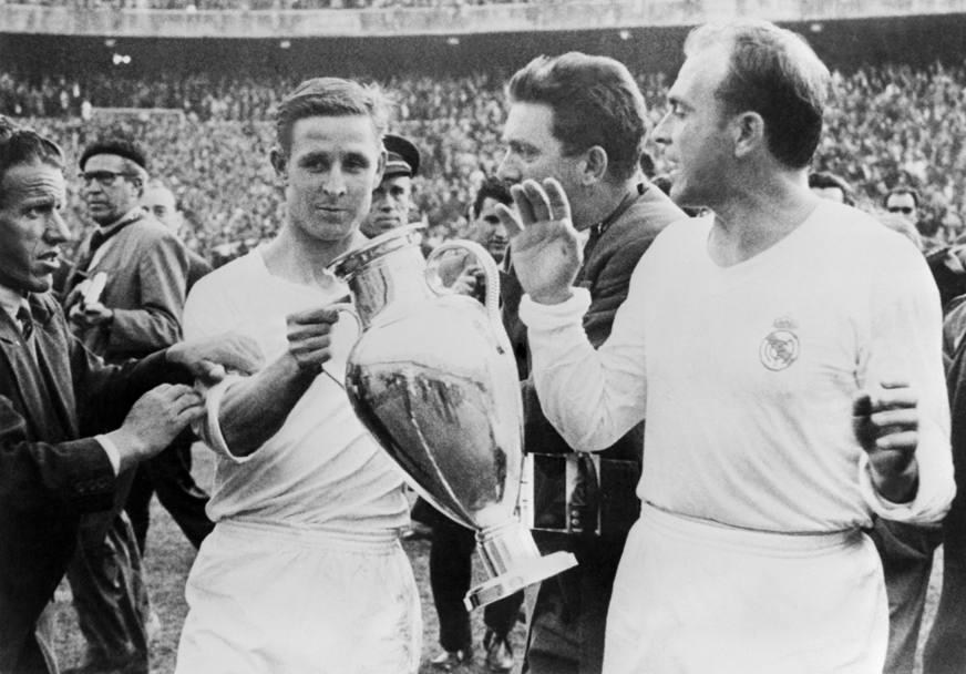 30 maggio 1957: Kopa e Di Stefano cn la Coppa Campioni appena vinta. Afp